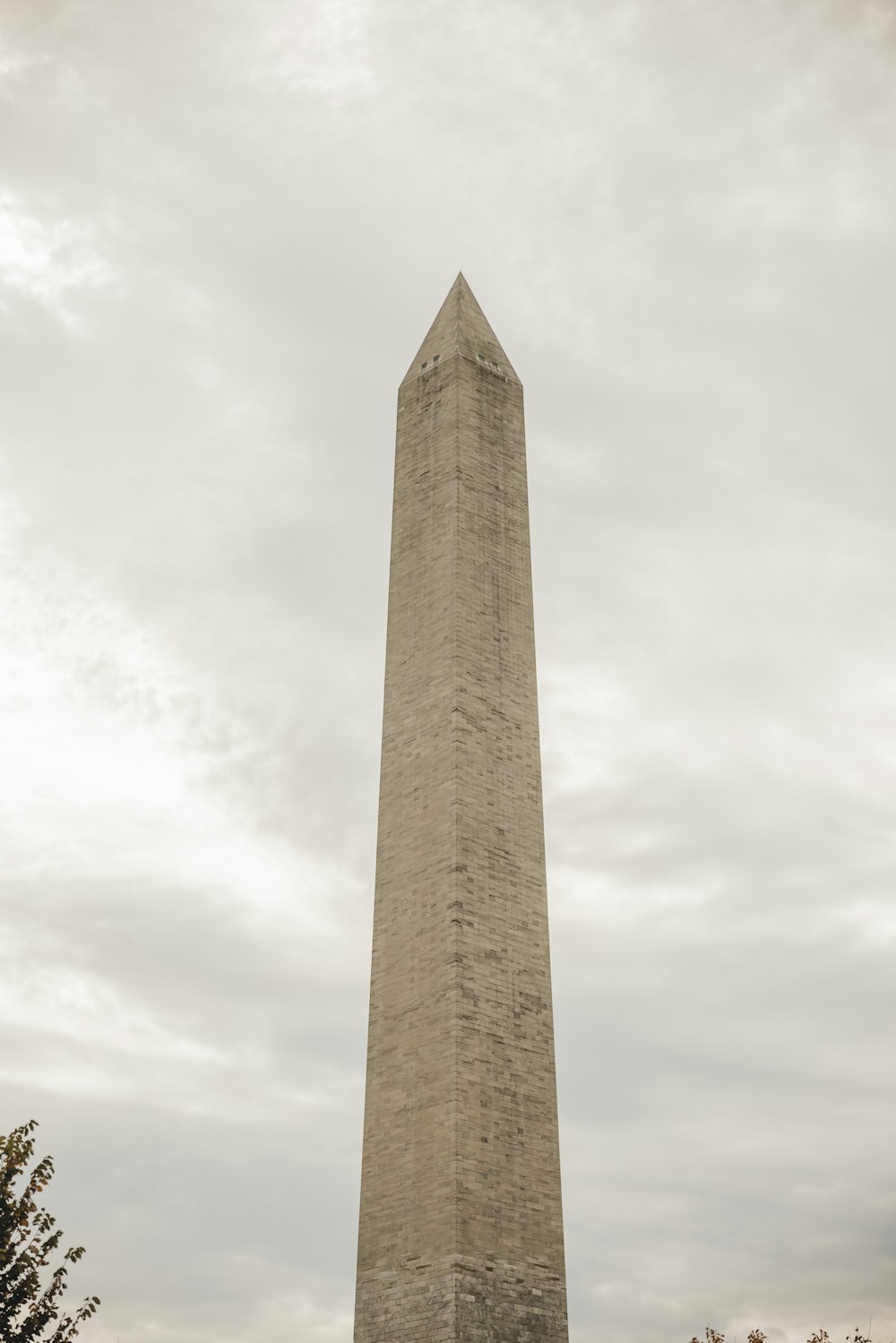 the washington monument in washington dc on a cloudy day