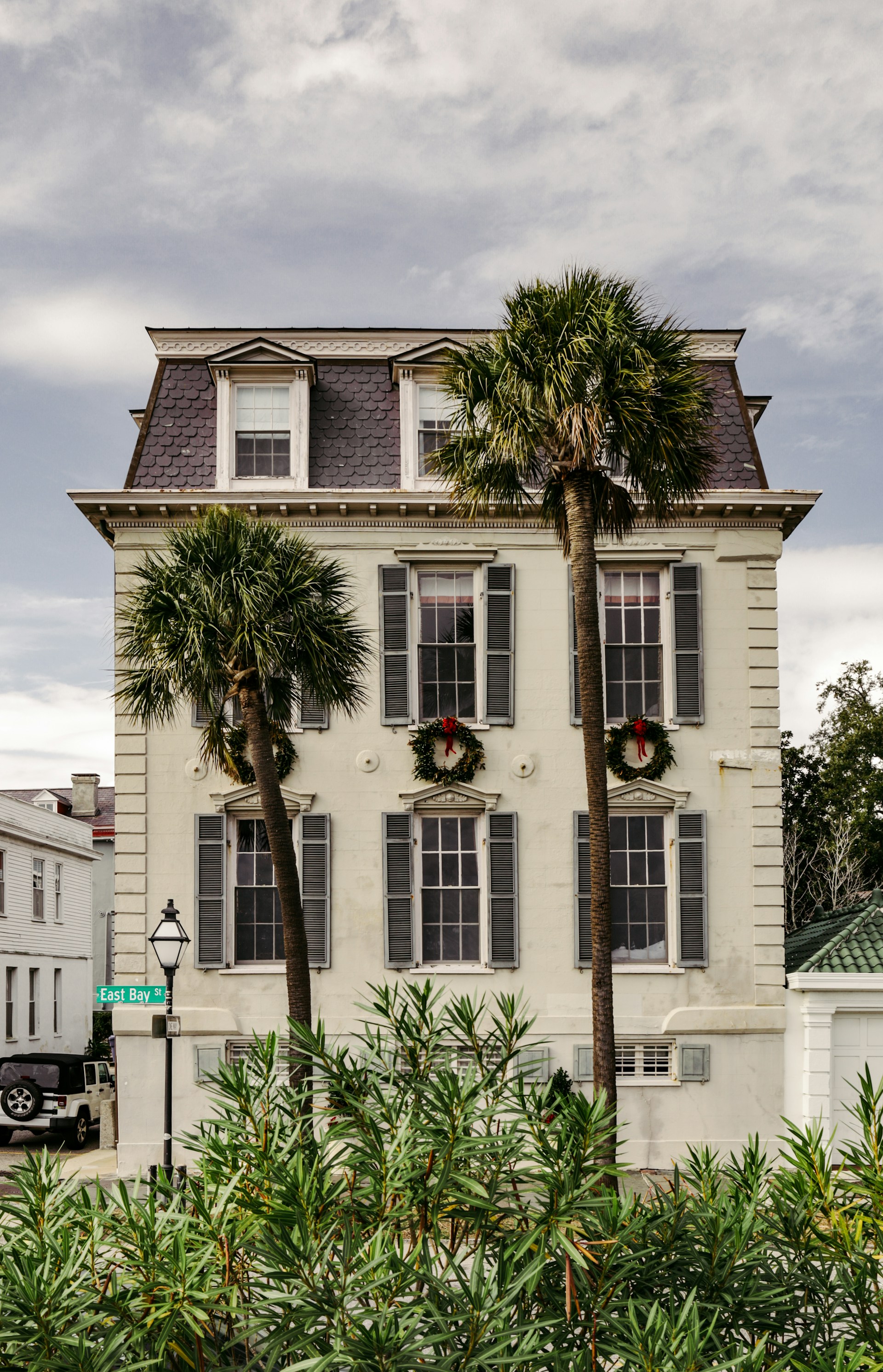 gray computer monitor