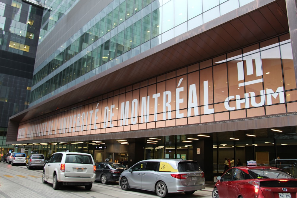 a group of cars that are parked in front of a building