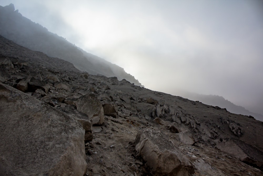 un fianco roccioso di montagna con alcune rocce su di esso