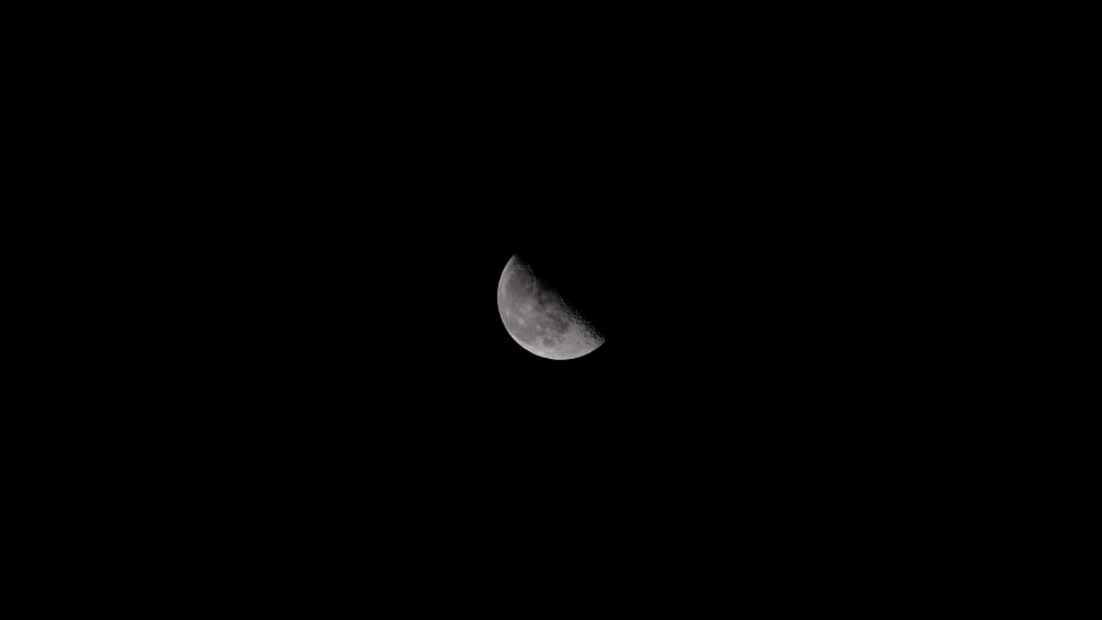 una mezza luna si vede nel cielo scuro