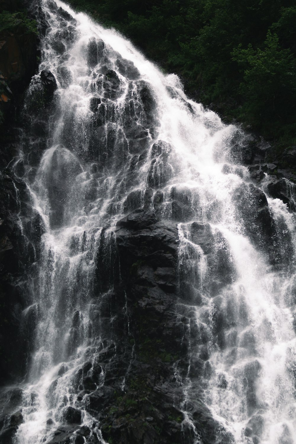 une grande cascade avec beaucoup d’eau qui en sort