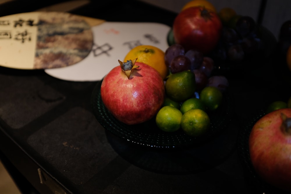 un bol de fruits posé sur une table
