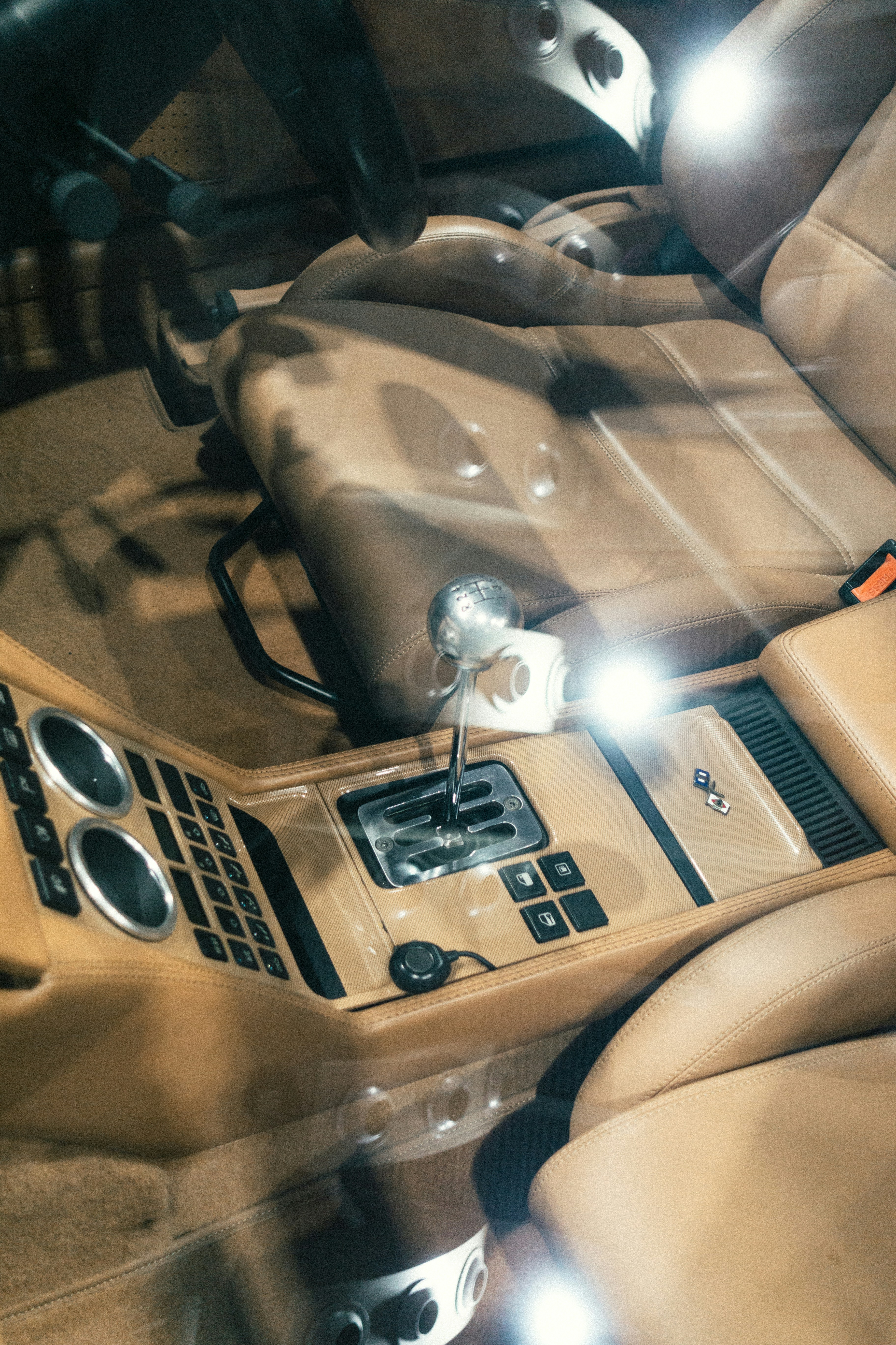 Der Innenraum eines Autos mit eingeschaltetem Licht