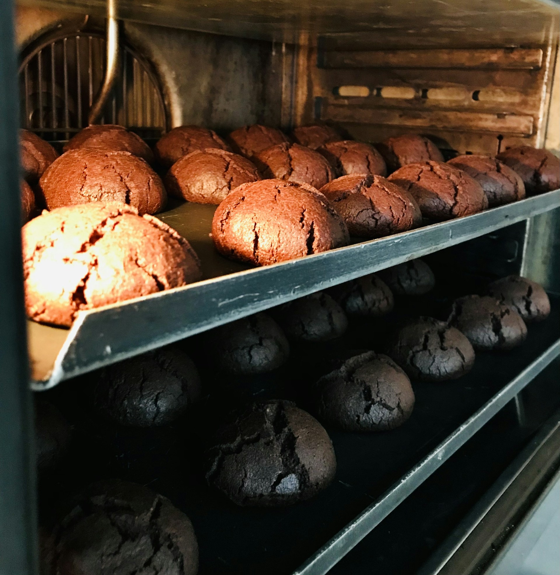 gray computer monitor