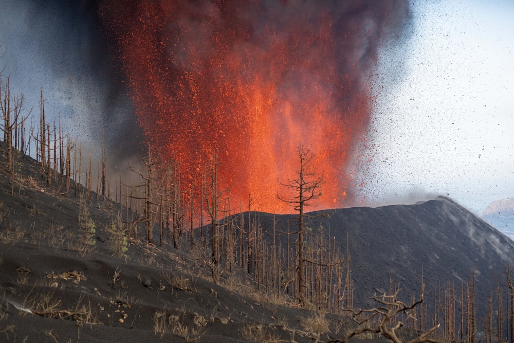 un grande pennacchio di fumo che si alza dalla cima di una montagna