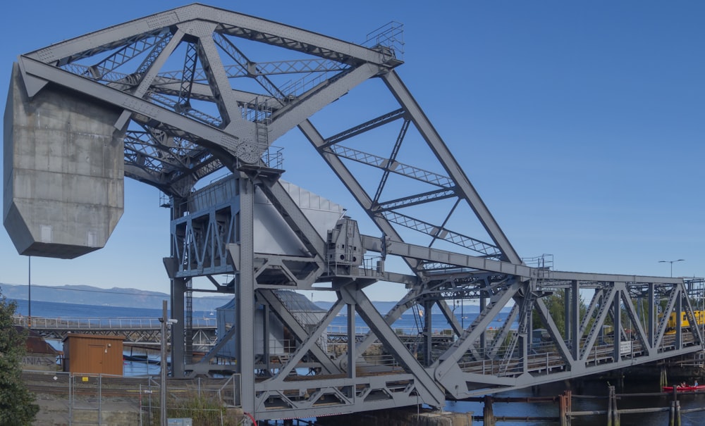 uma ponte com um trem passando por cima dela