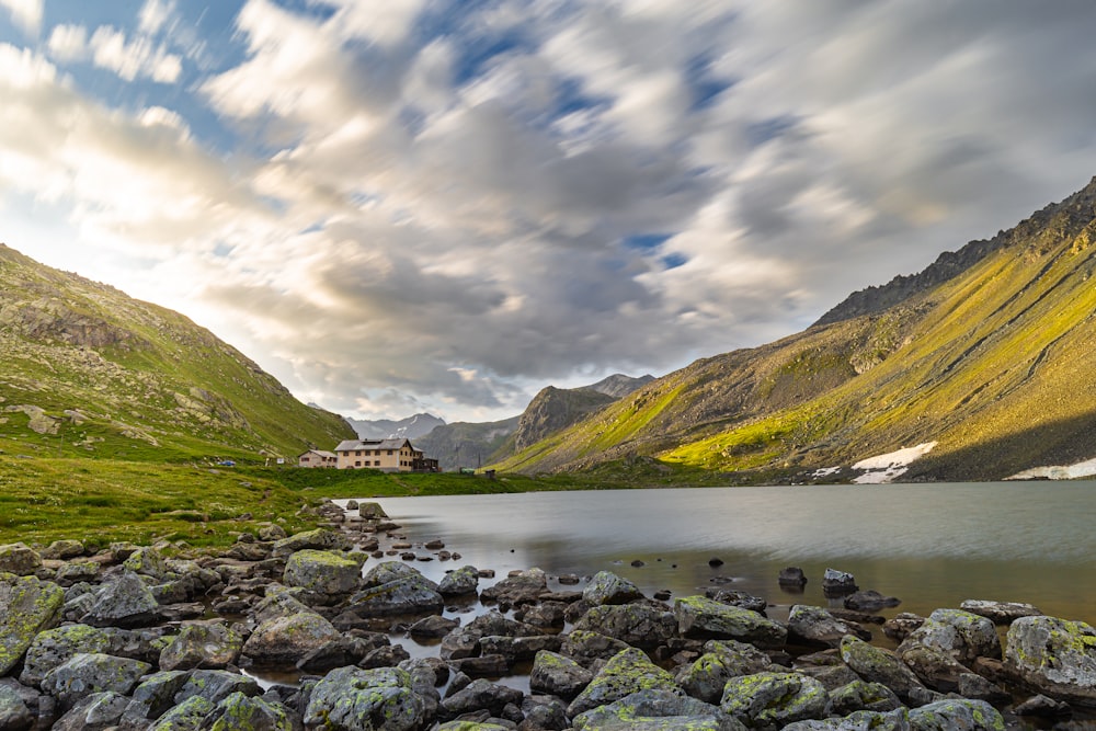 un grand plan d’eau entouré de montagnes