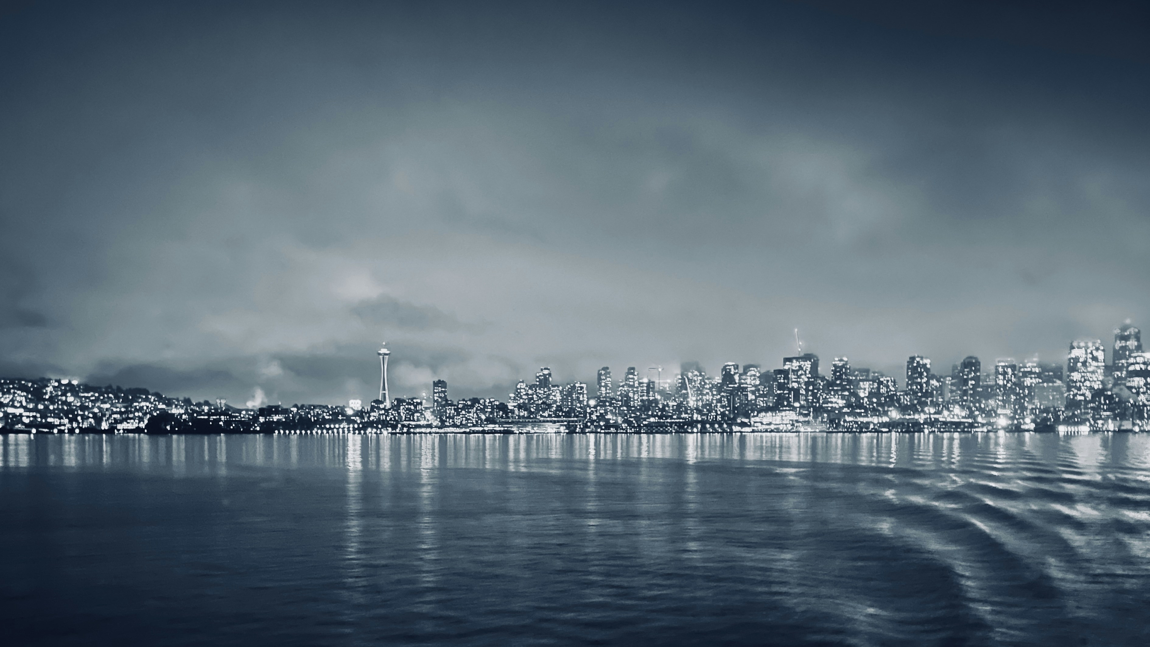 Una veduta di una città dall'altra parte dell'acqua