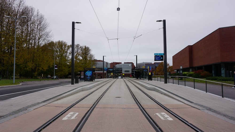 una vía de tren que baja por el medio de una calle