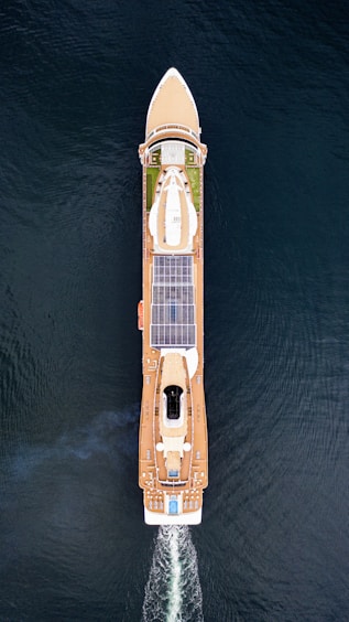 Vue aérienne d’un superyacht naviguant au large, îlot en arrière-plan