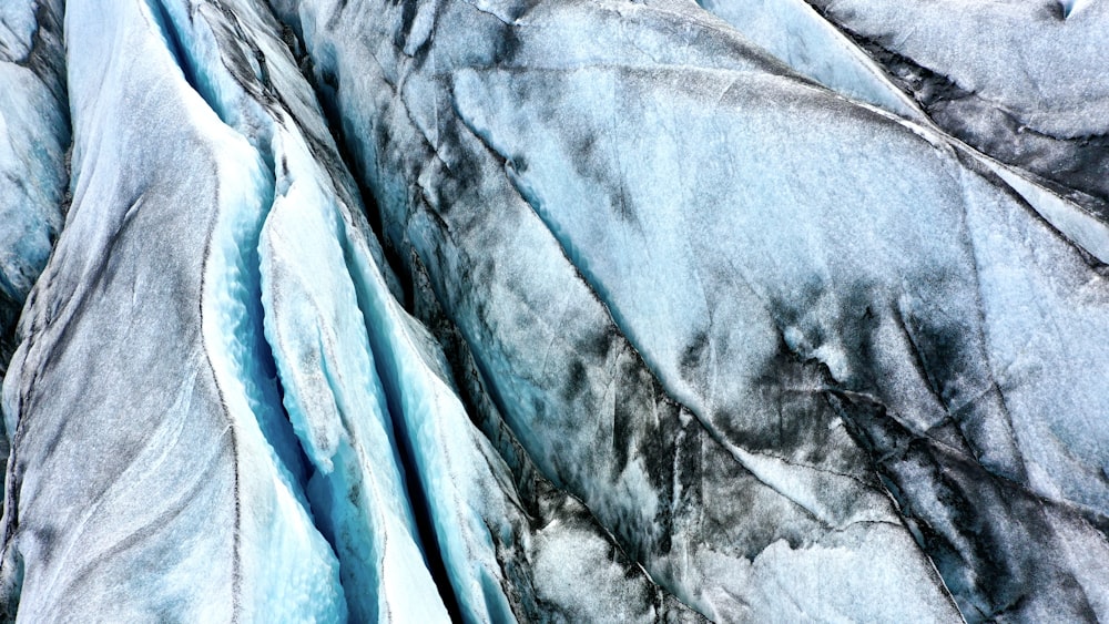 大きな氷河の脇に青い氷が張られている