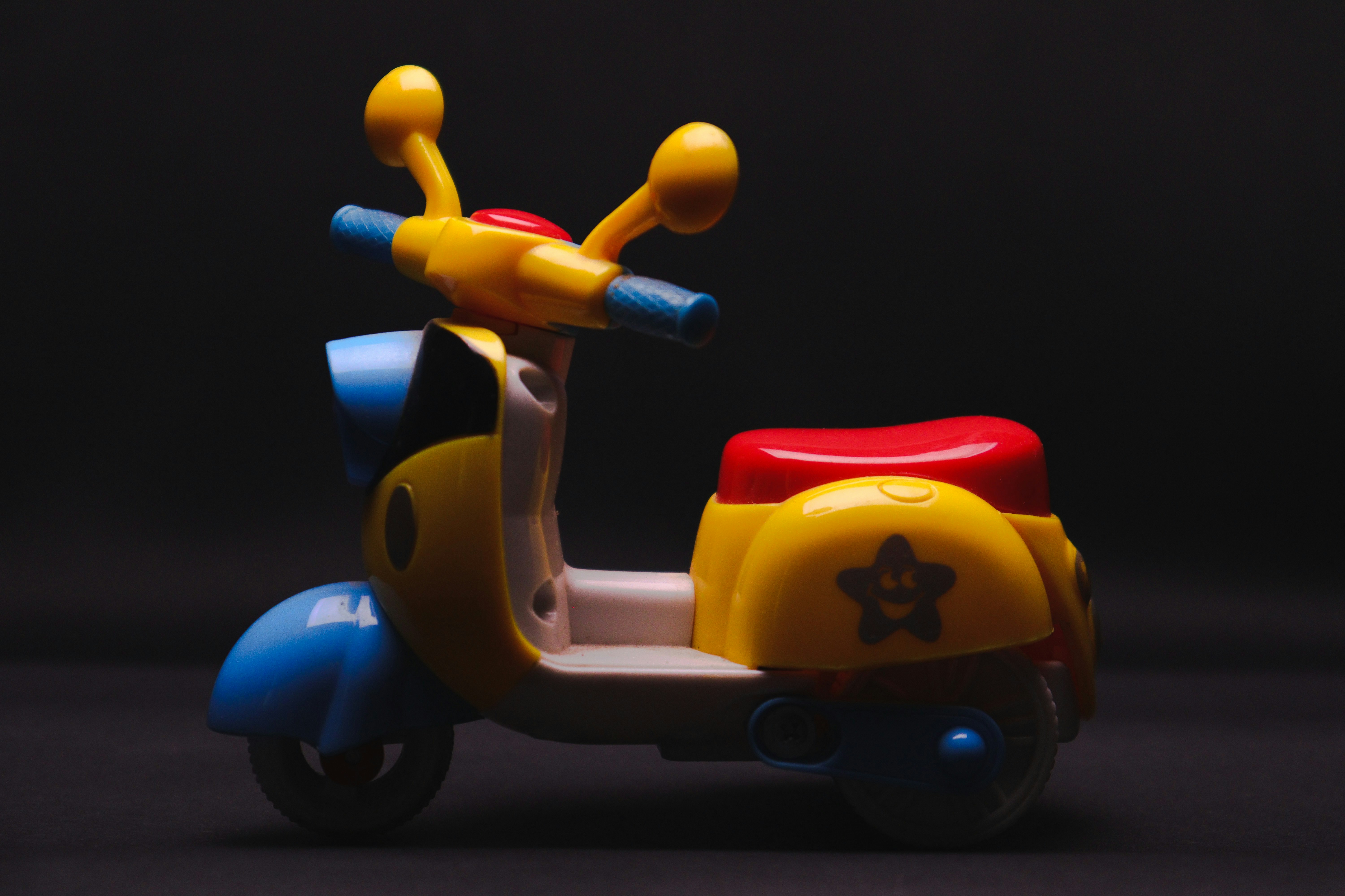 Choose from a curated selection of toys photos. Every picture of toys are always free on Unsplash.