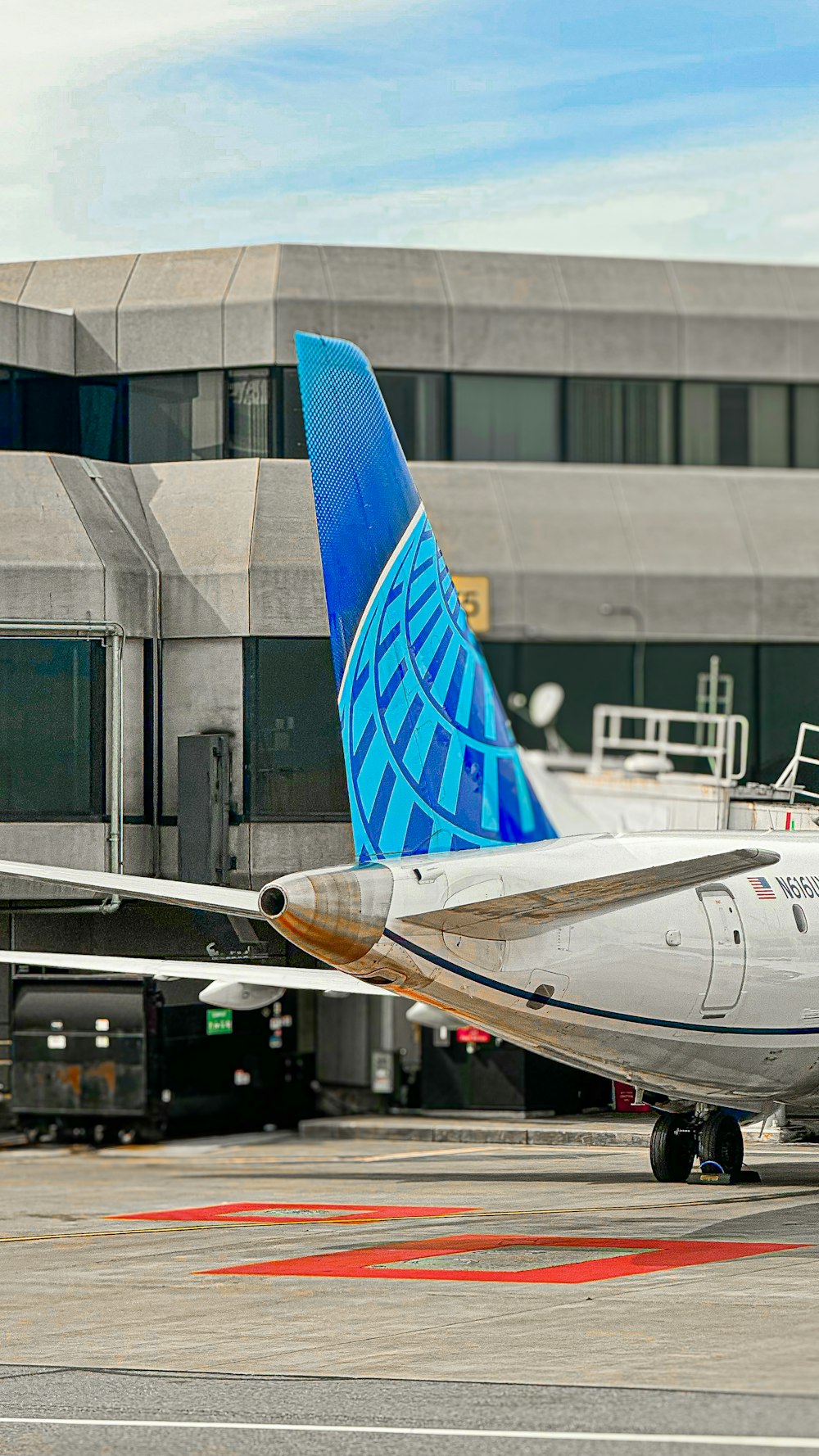 공항 활주로 위에 앉아 있는 대형 제트 여객기