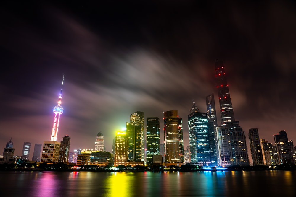 Una ciudad de noche con luces reflejadas en el agua