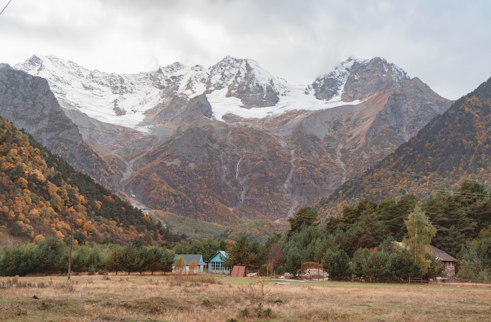 una vista di una catena montuosa con una casa in primo piano