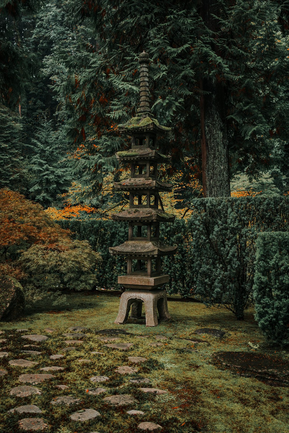 una pagoda di pietra nel mezzo di un giardino