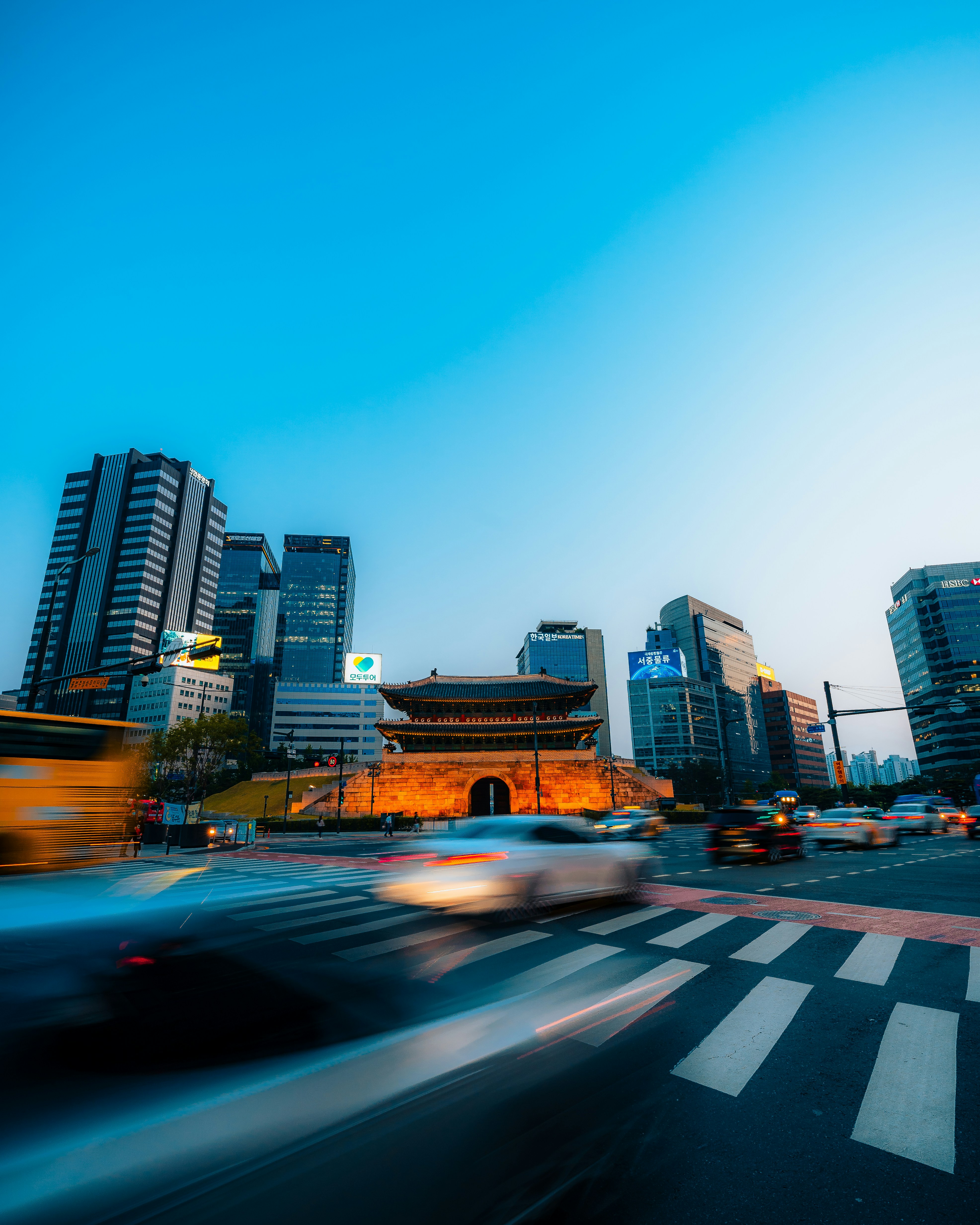 a blurry picture of a city street with a lot of tall buildings