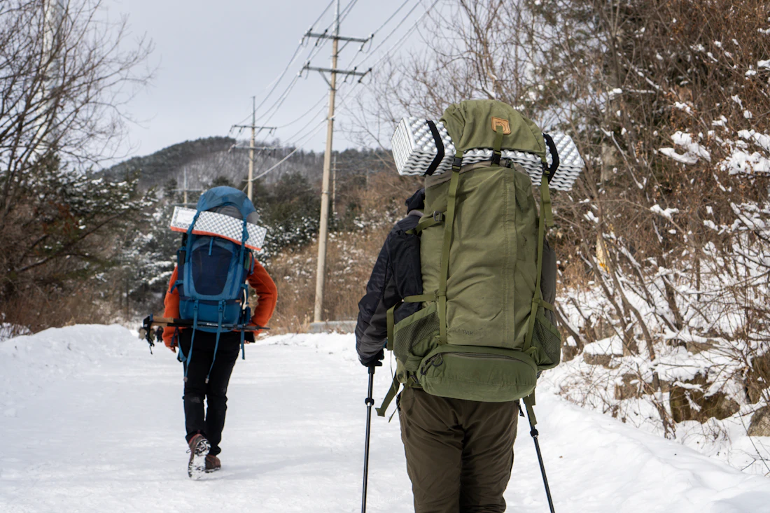 Twee mensen wandelen door de sneeuw