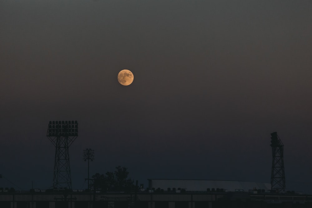 ein Vollmond, der über einem Baseballfeld aufgeht