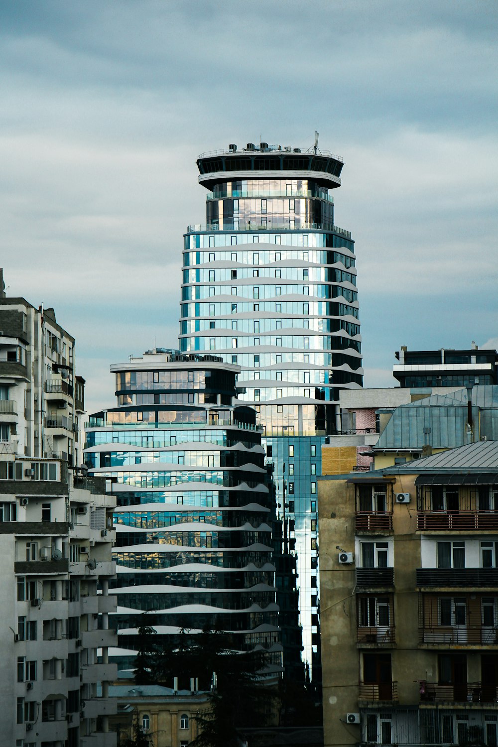 a very tall building in the middle of a city