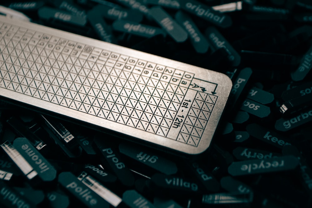 Un primer plano de un teclado sobre una pila de teclas