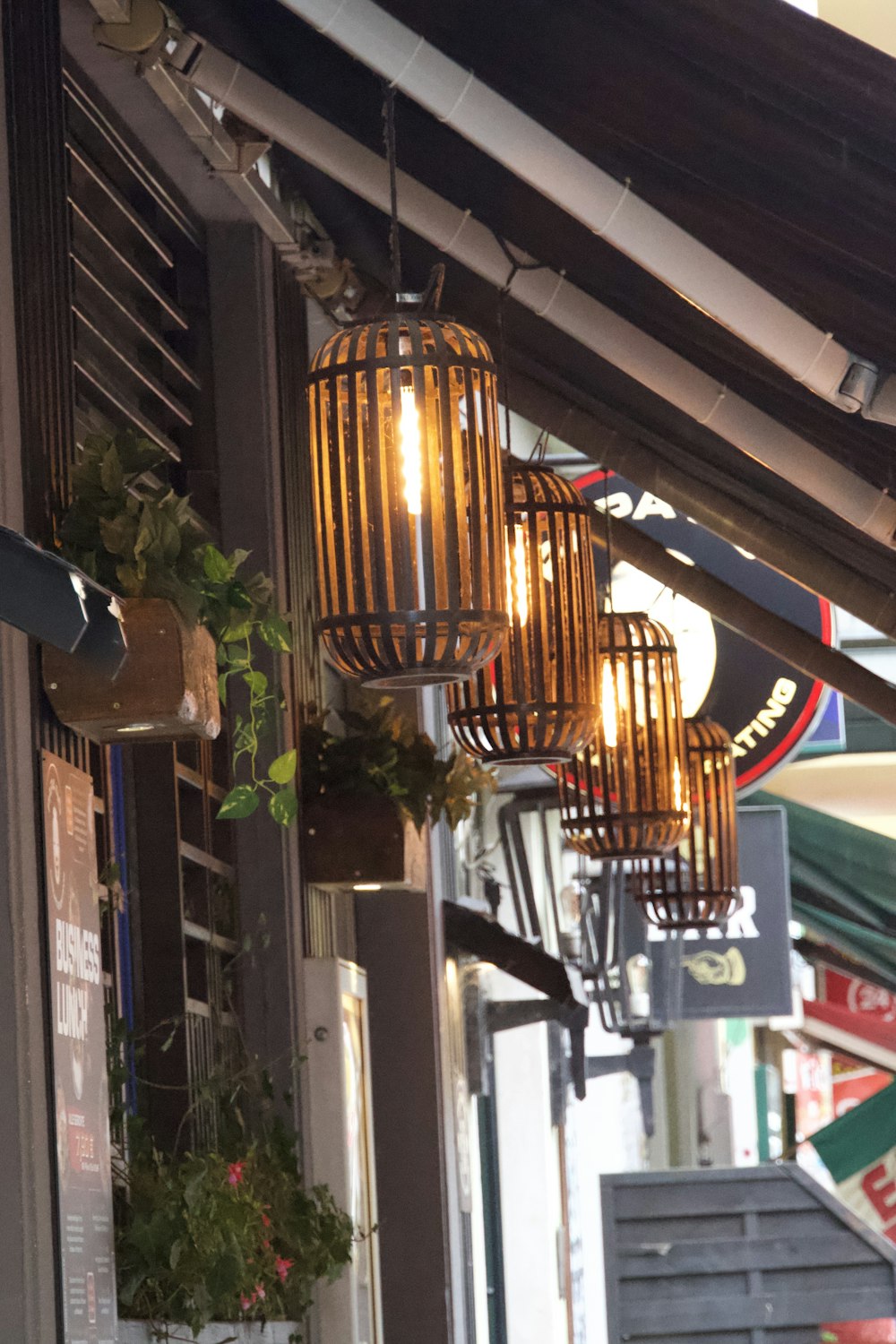 a bunch of lights hanging from the side of a building