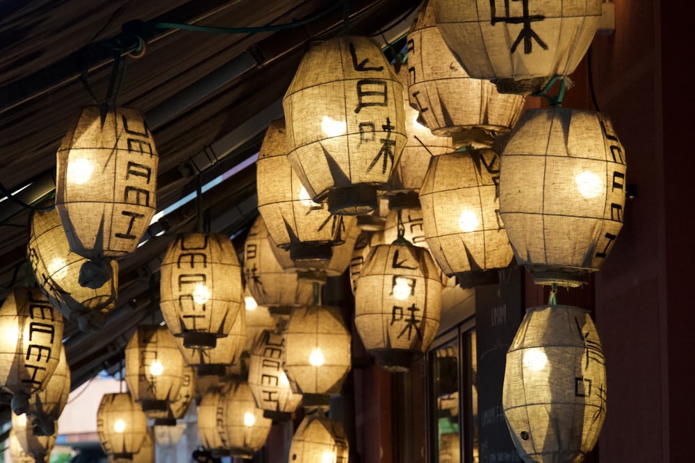 a bunch of lanterns that are hanging from a ceiling