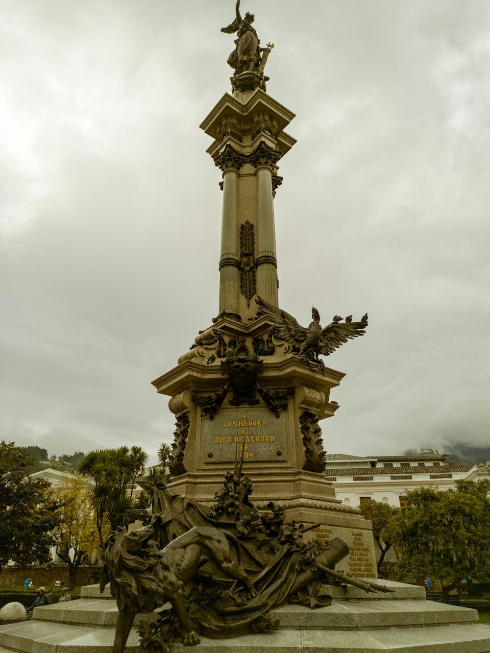 eine Statue eines Pferdes und eines Reiters in einem Park