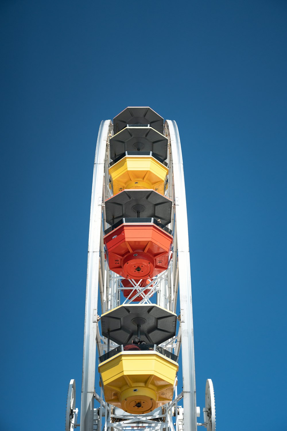 a ferris wheel with four different colored seats