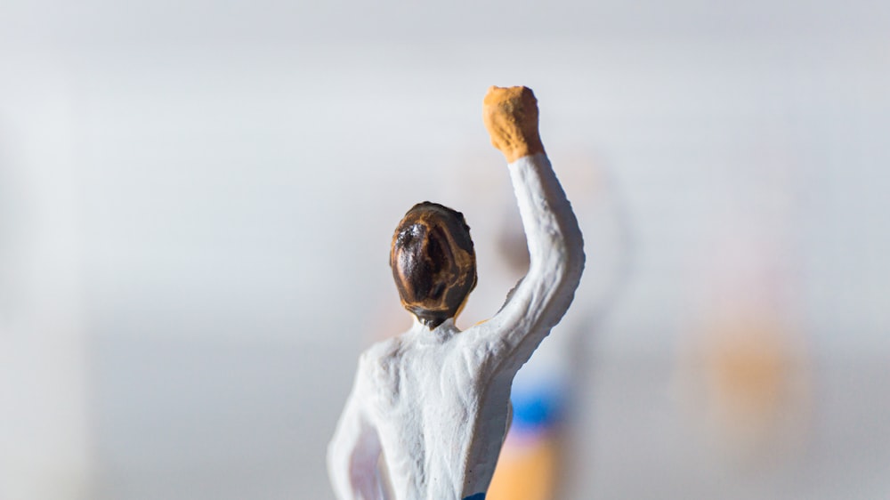 uma estatueta de um homem segurando um pedaço de pão