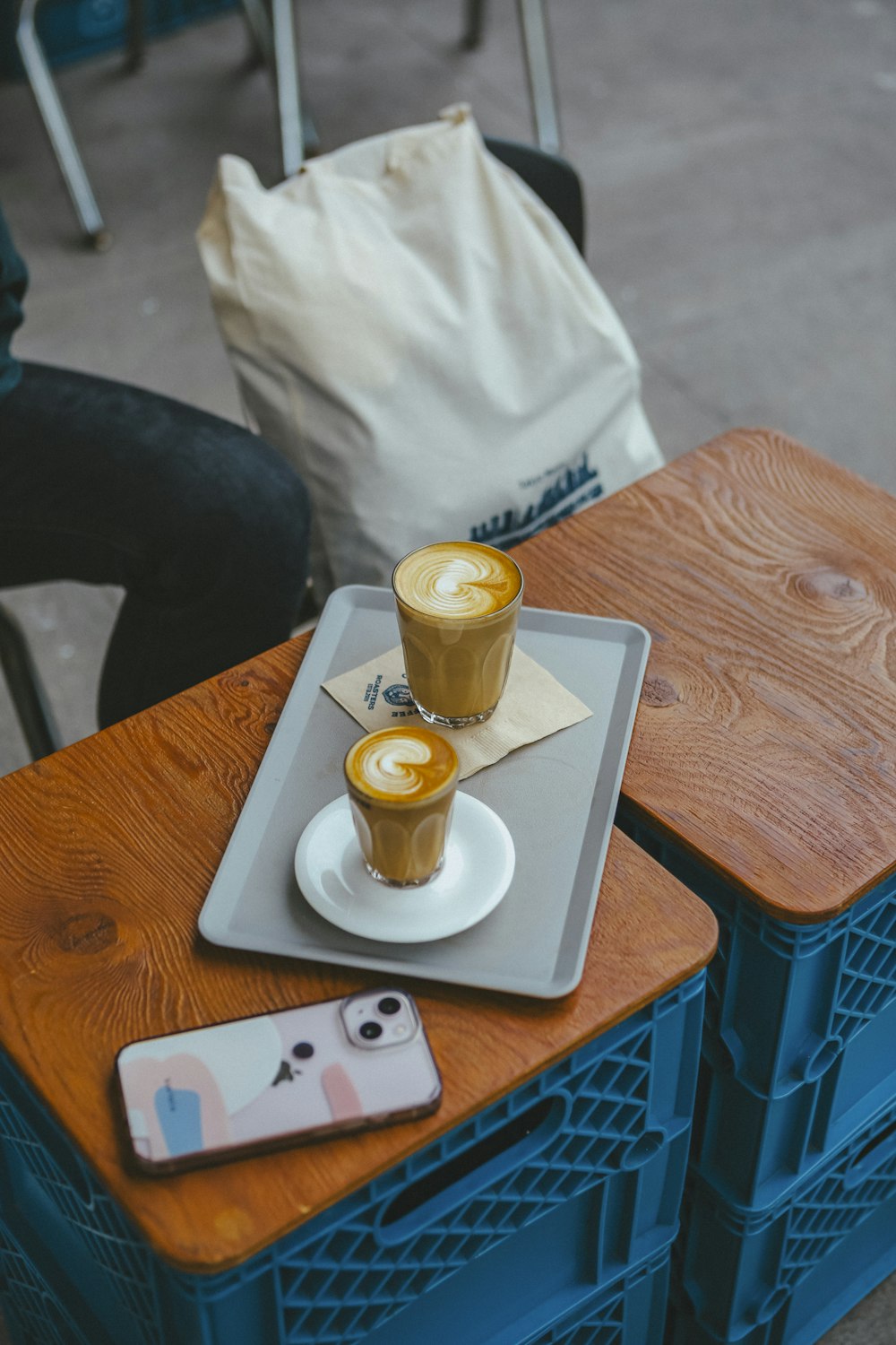 Dos tazas de café en una bandeja sobre una mesa