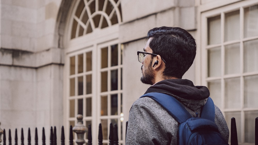 un homme avec un sac à dos et un téléphone portable à l’oreille