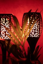 Две арт соларни лампи, светещи като малки огнени факли по нощна градинска пътека в Куртово.