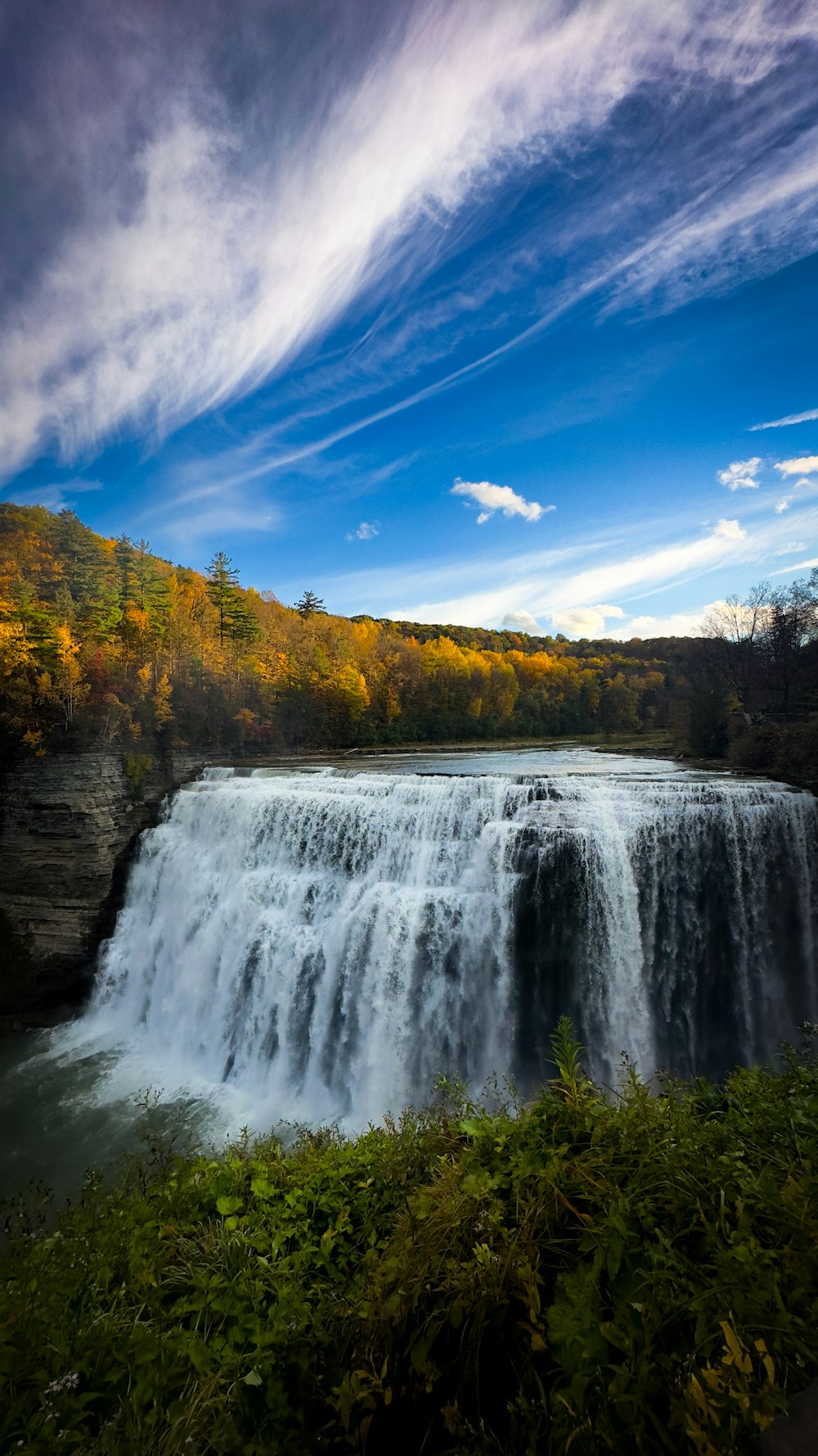 Une grande cascade entourée d’une forêt verdoyante