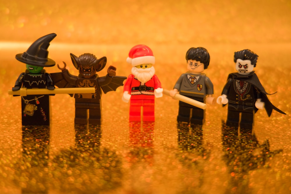 Un gruppo di figurine Lego in piedi una accanto all'altra