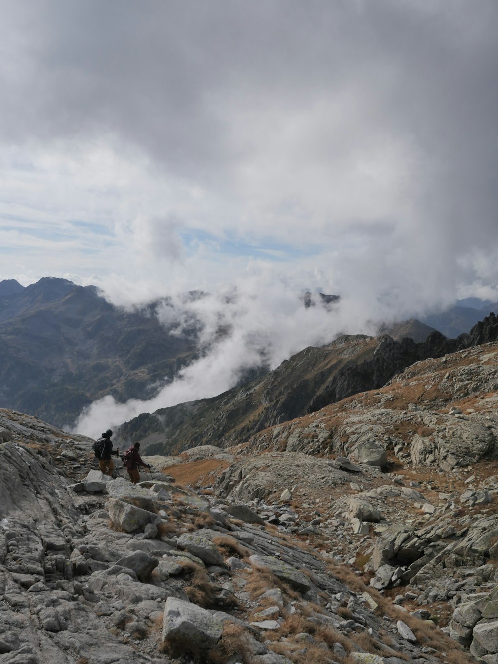 un paio di persone che cavalcano sul retro di una montagna