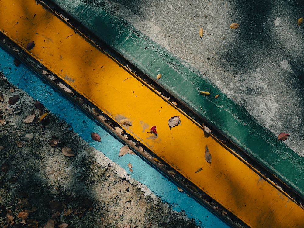 uma linha amarela e verde pintada na beira de uma estrada