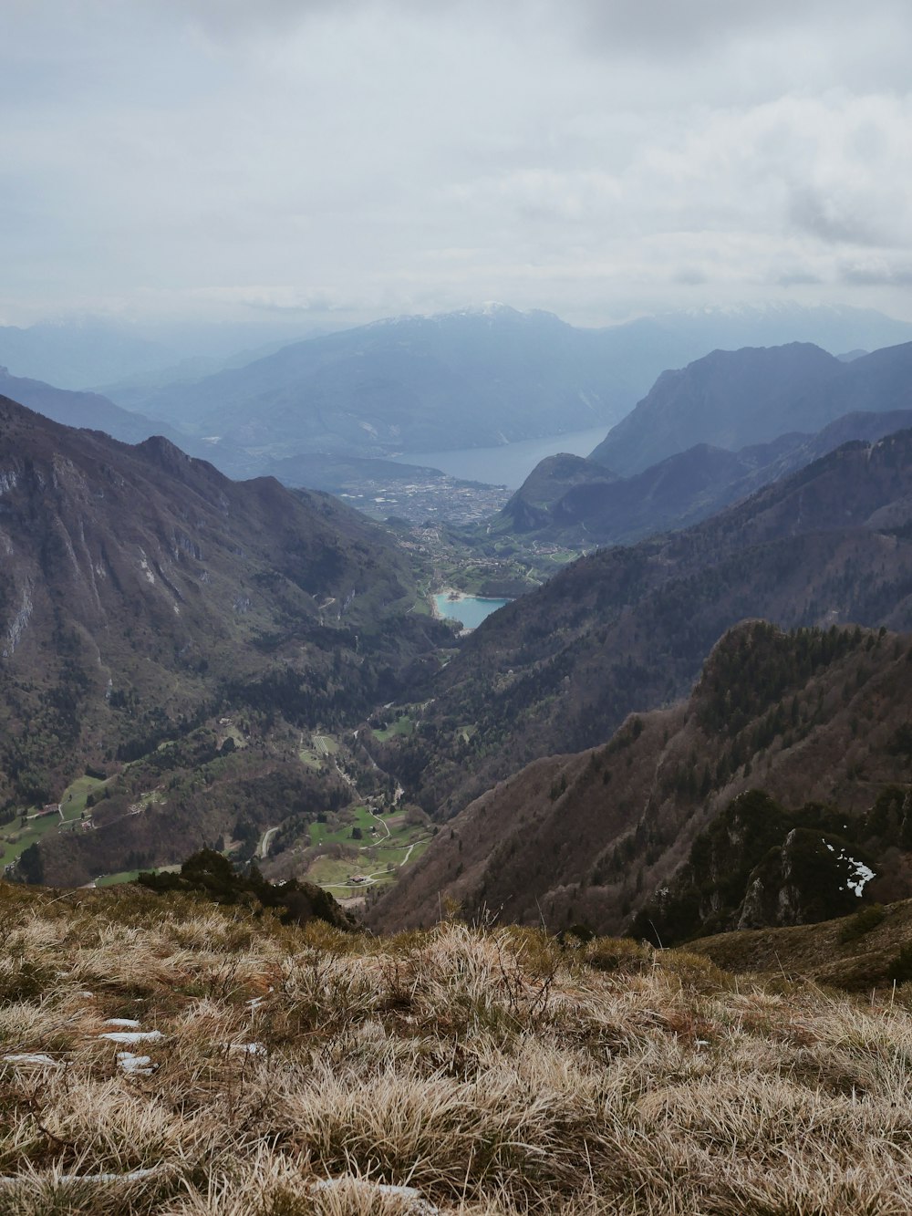 Blick auf ein Tal mit Bergen im Hintergrund