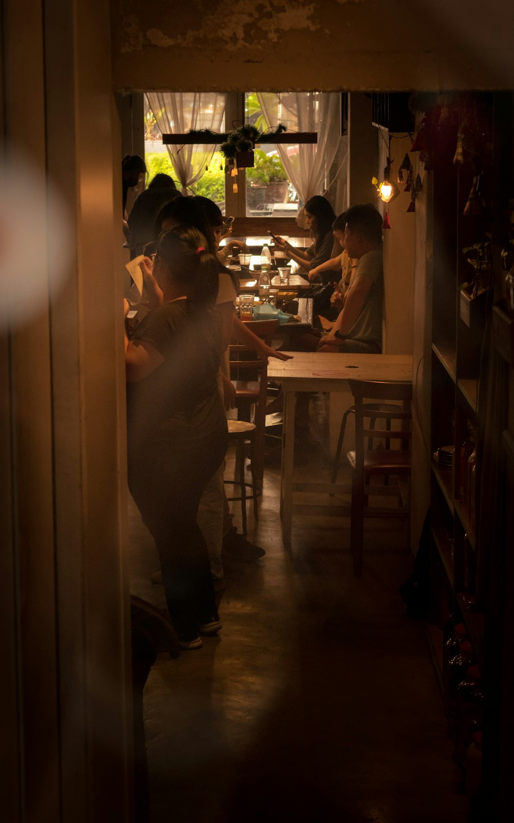 un grupo de personas sentadas alrededor de una mesa de madera