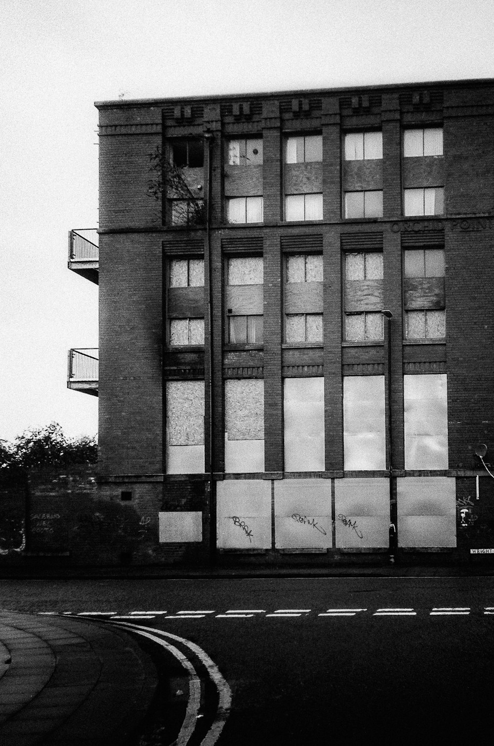 창문이 많은 건물의 흑백 사진