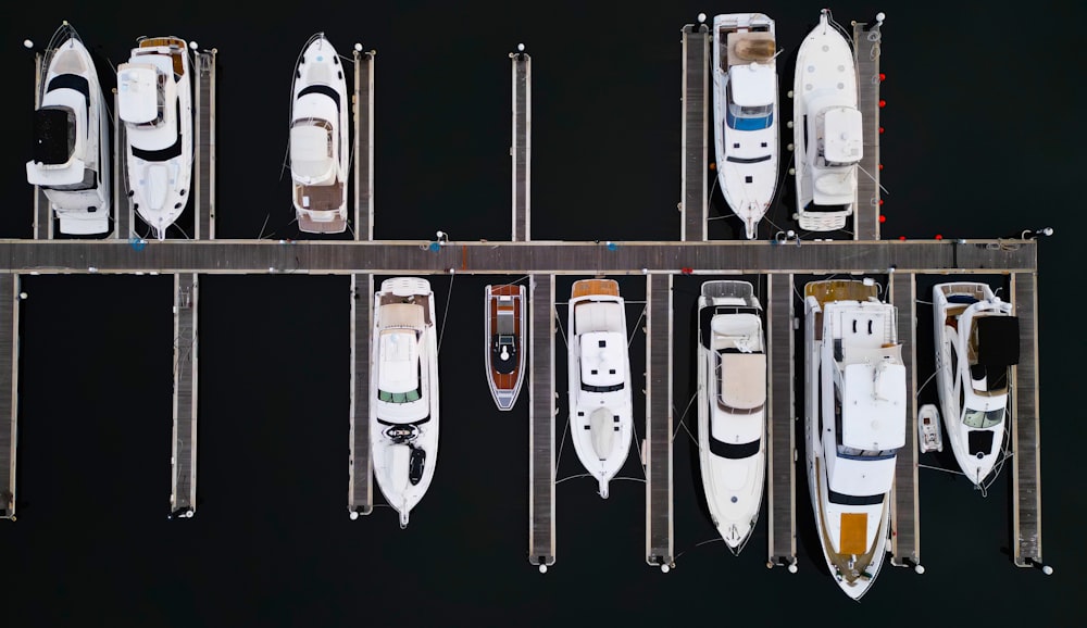 un quai rempli de nombreux bateaux les uns à côté des autres