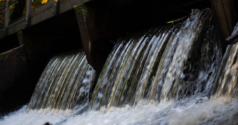 the water is running down the side of the dam