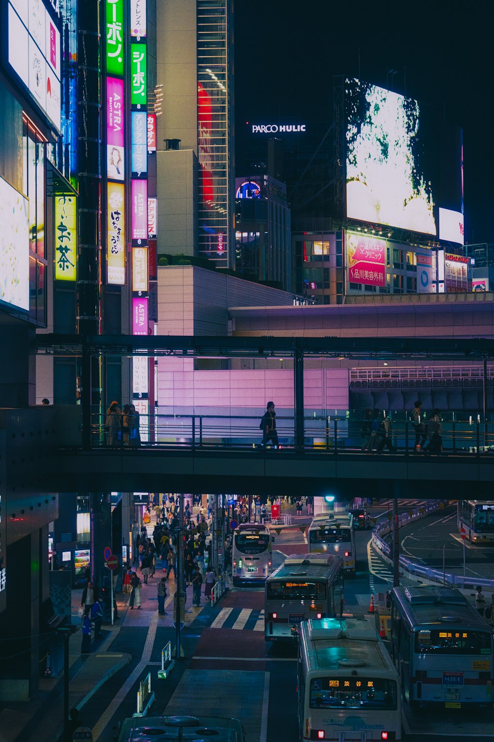 a city street filled with lots of traffic at night