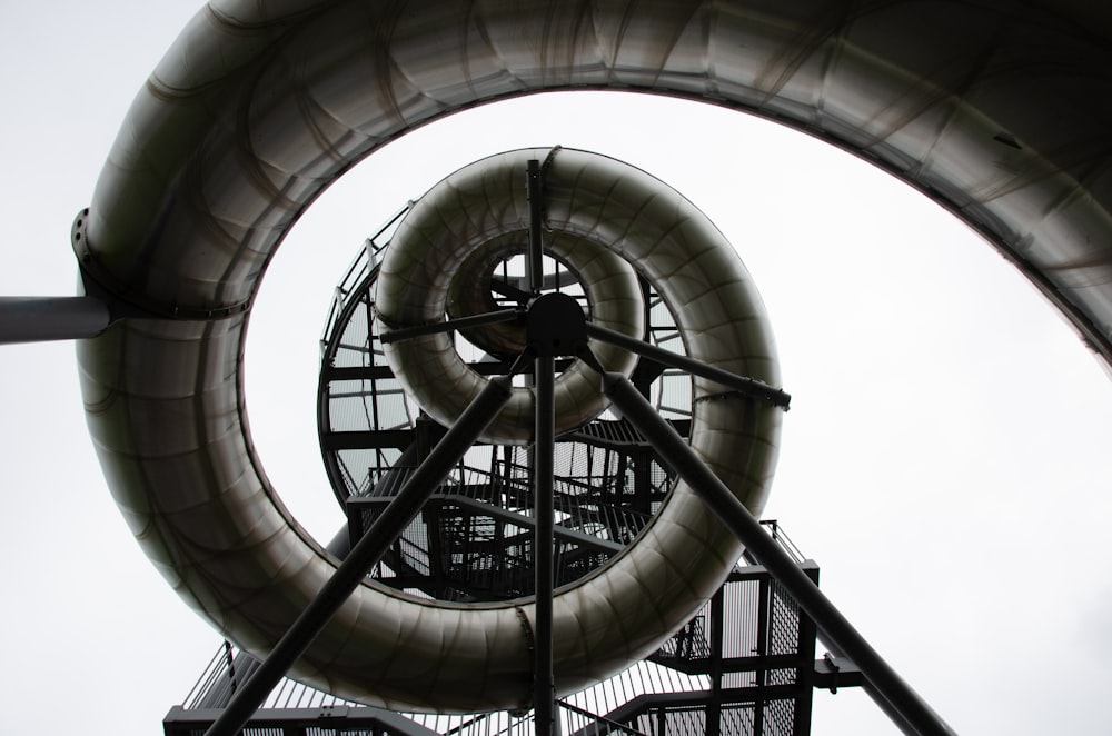 une grande structure métallique avec un design en spirale