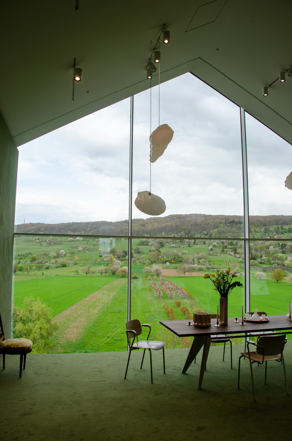 une salle à manger avec vue sur un champ verdoyant