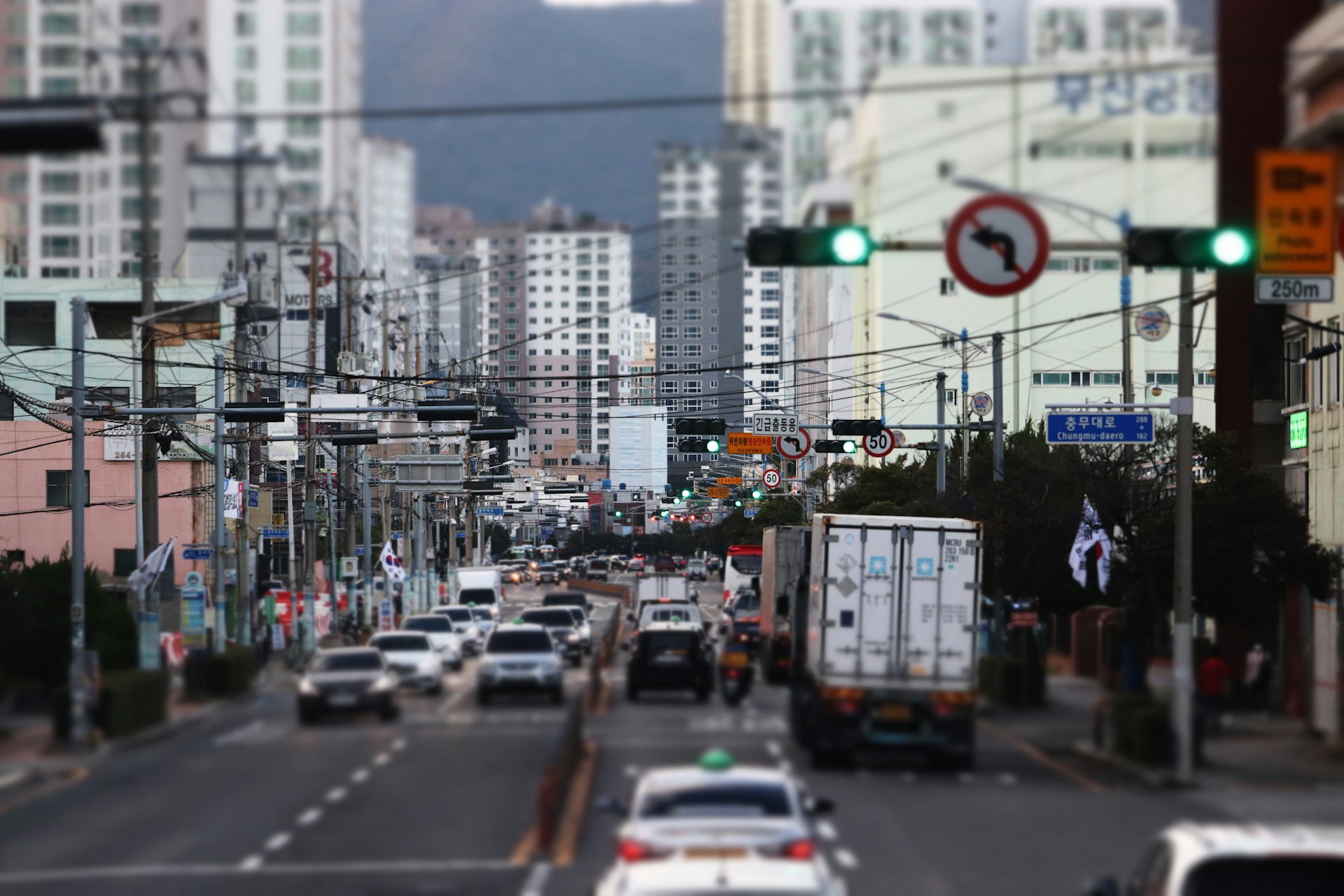 gray computer monitor