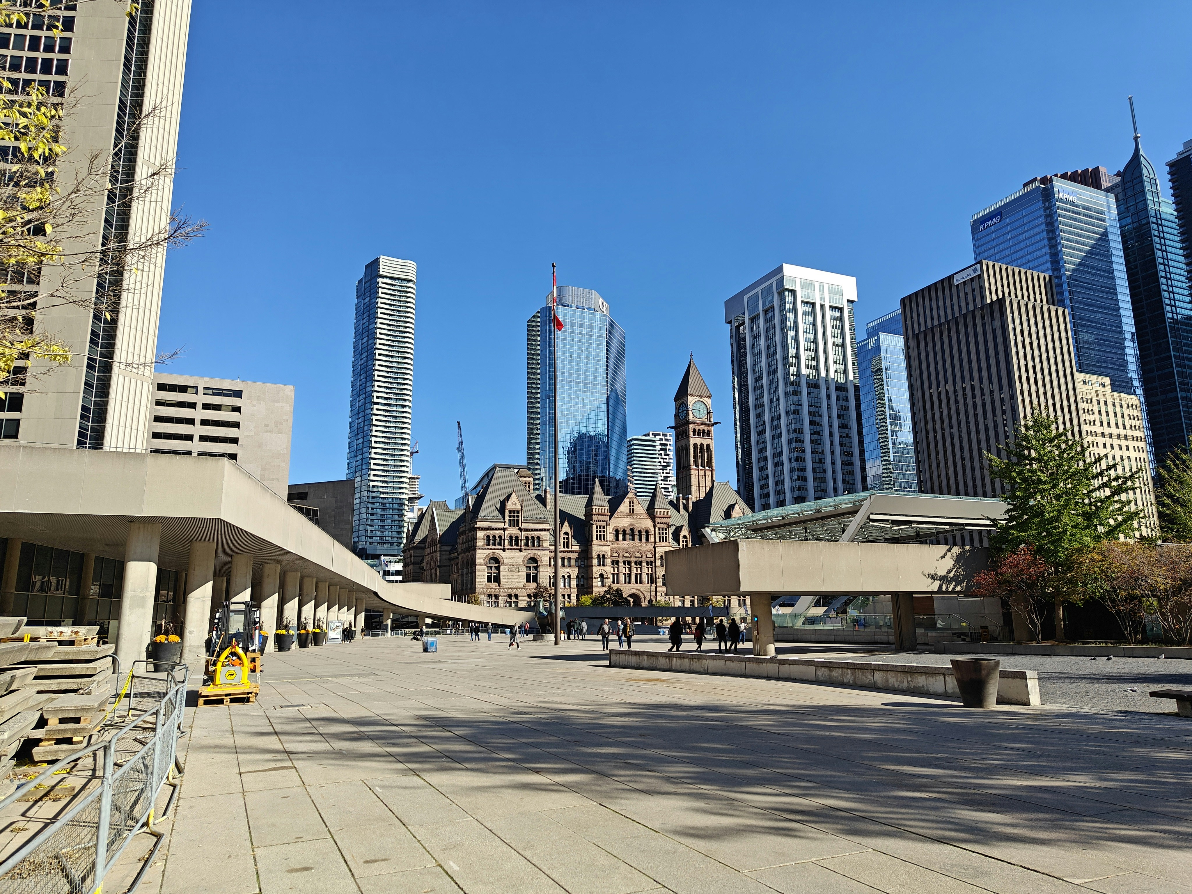 Eine Stadt mit hohen Gebäuden im Hintergrund
