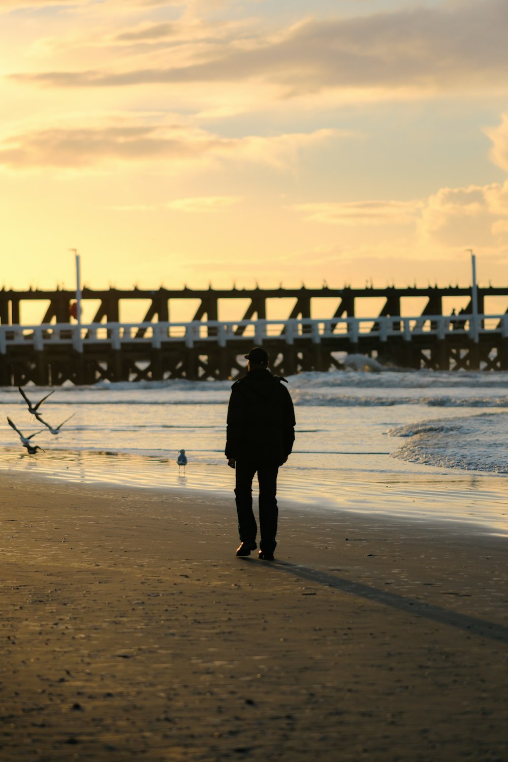 바다 근처 해변을 걷고 있는 사람