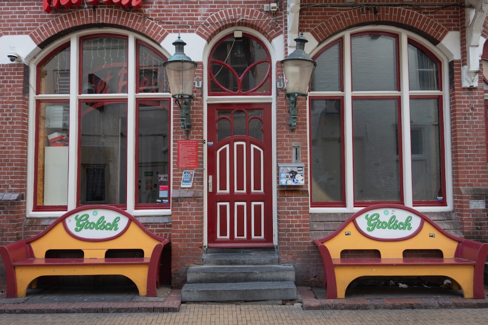 a couple of benches sitting in front of a building